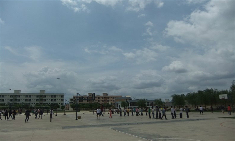 牙克石林业三中