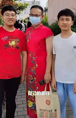 男班主任穿旗袍给学生送考